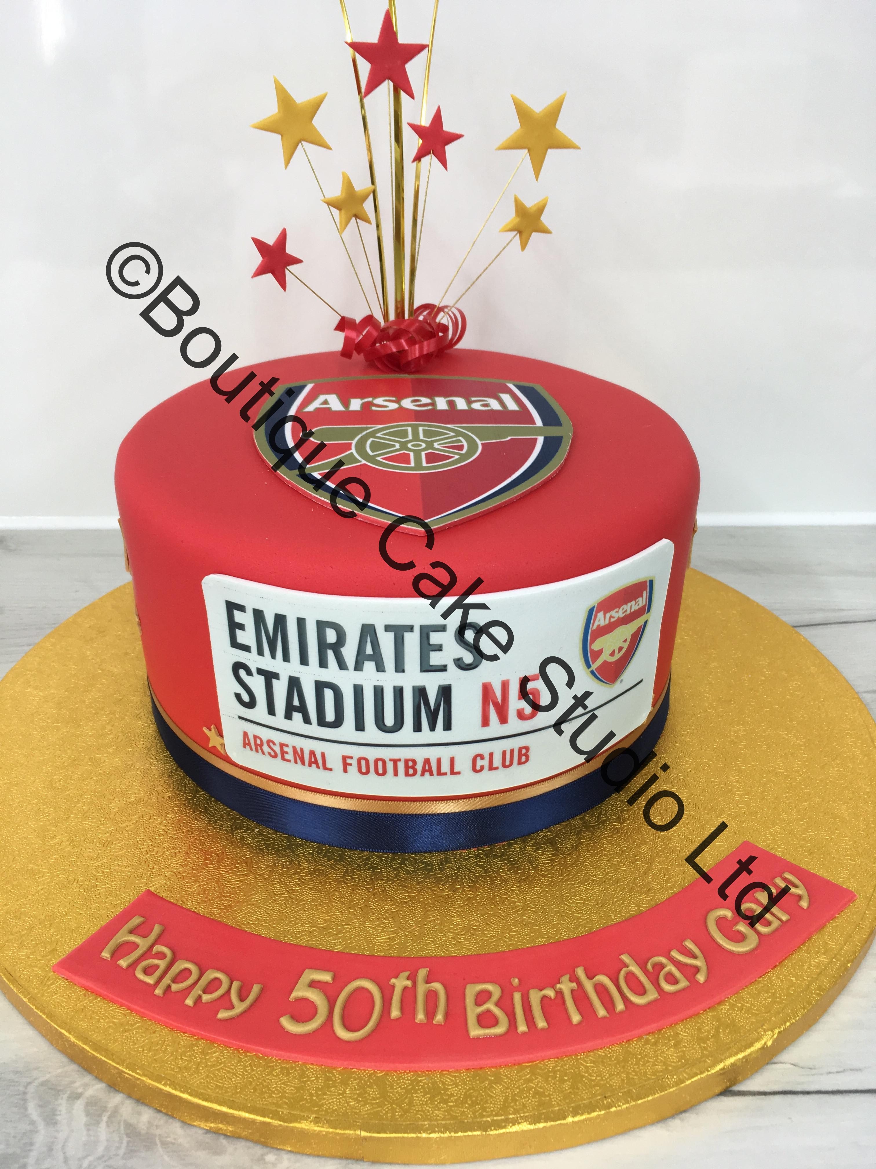 Round Arsenal themed Cake