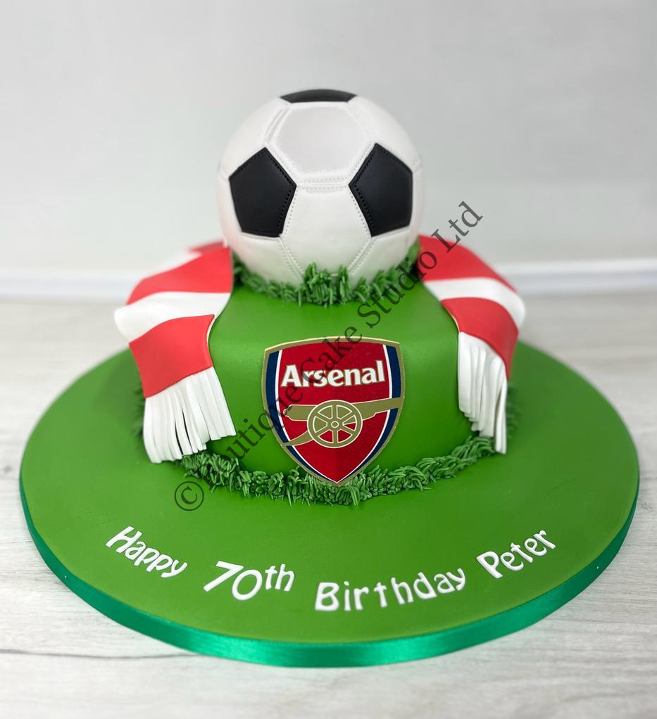 Arsenal themed cake with ball